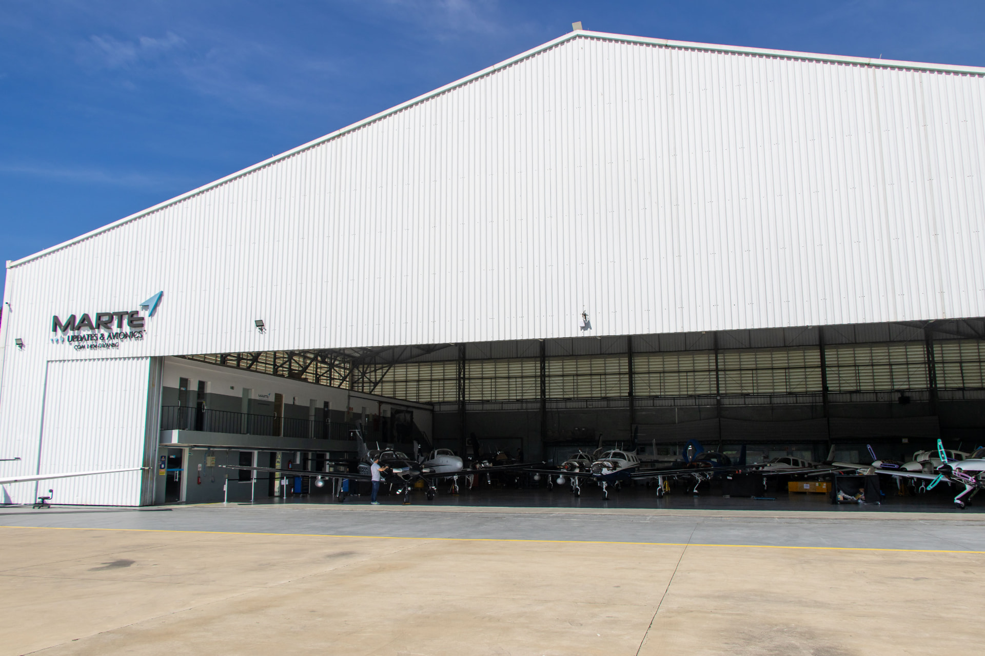Diversas aeronaves em manutenção dentro do hangar da Marte Updates