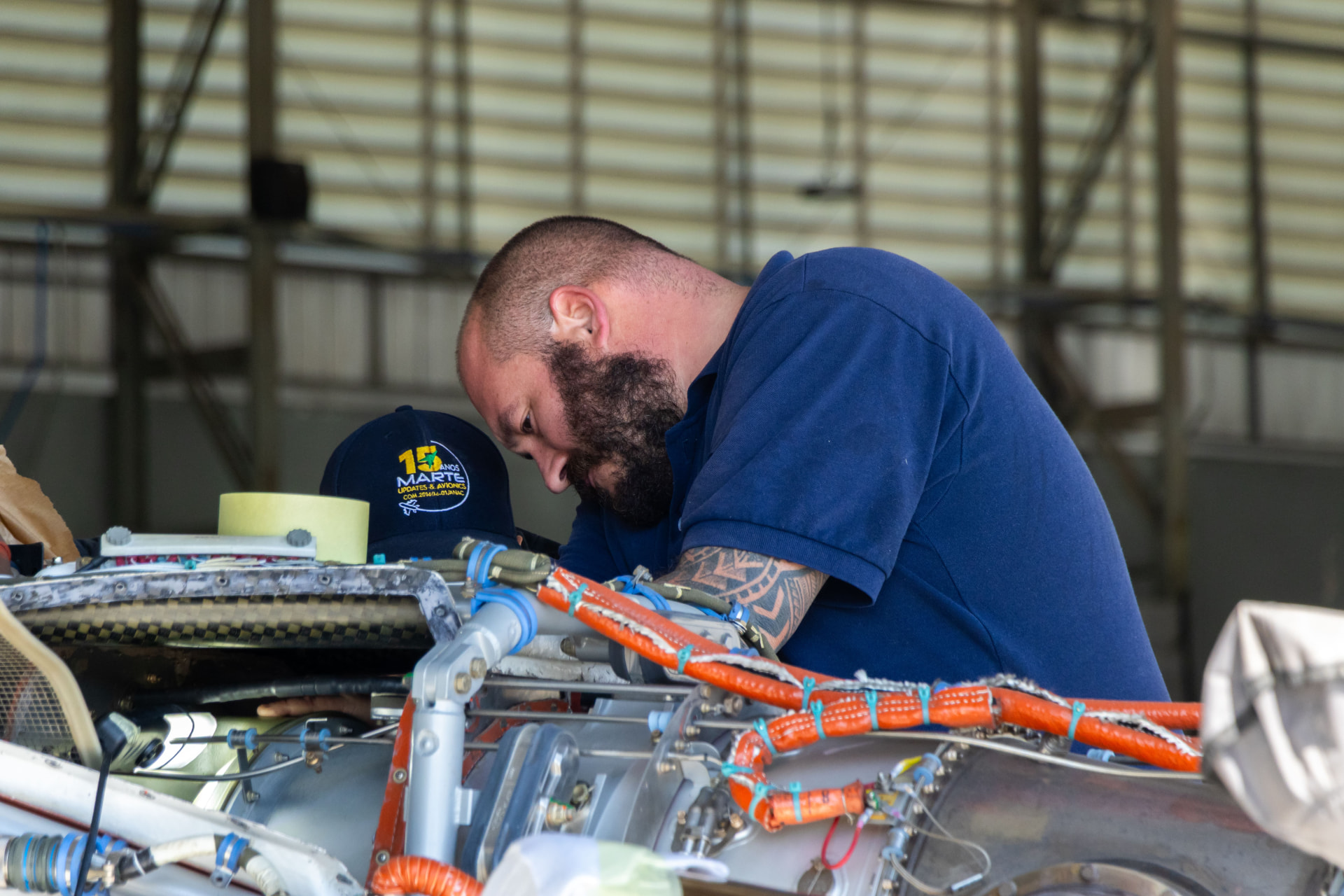 Técnico da Marte Updates trabalhando em motor de aeronave