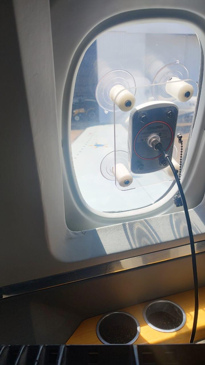 Sensor de altimetria fixado na janela da aeronave