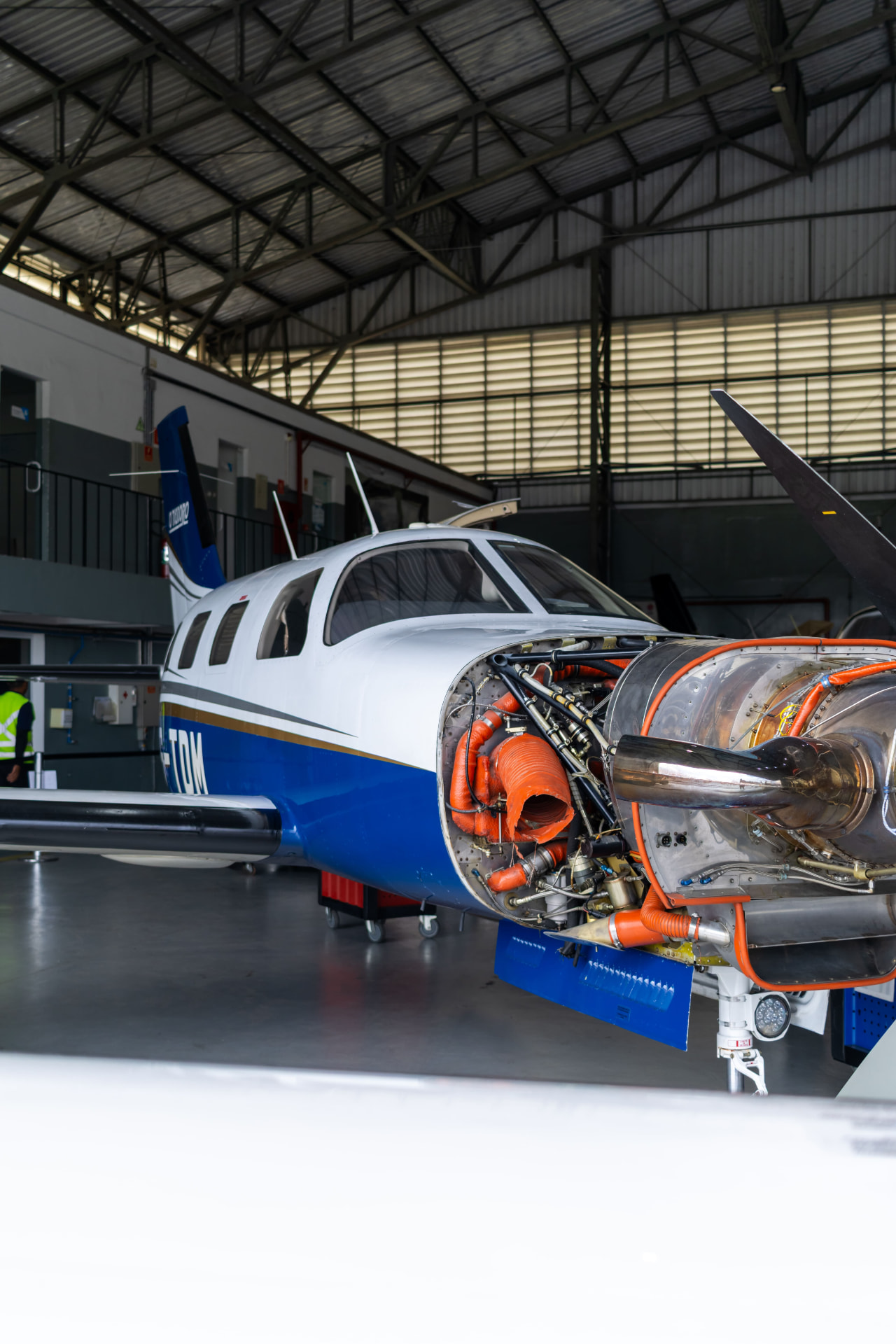 Motor turboélice exposto durante manutenção em aeronave pressurizada