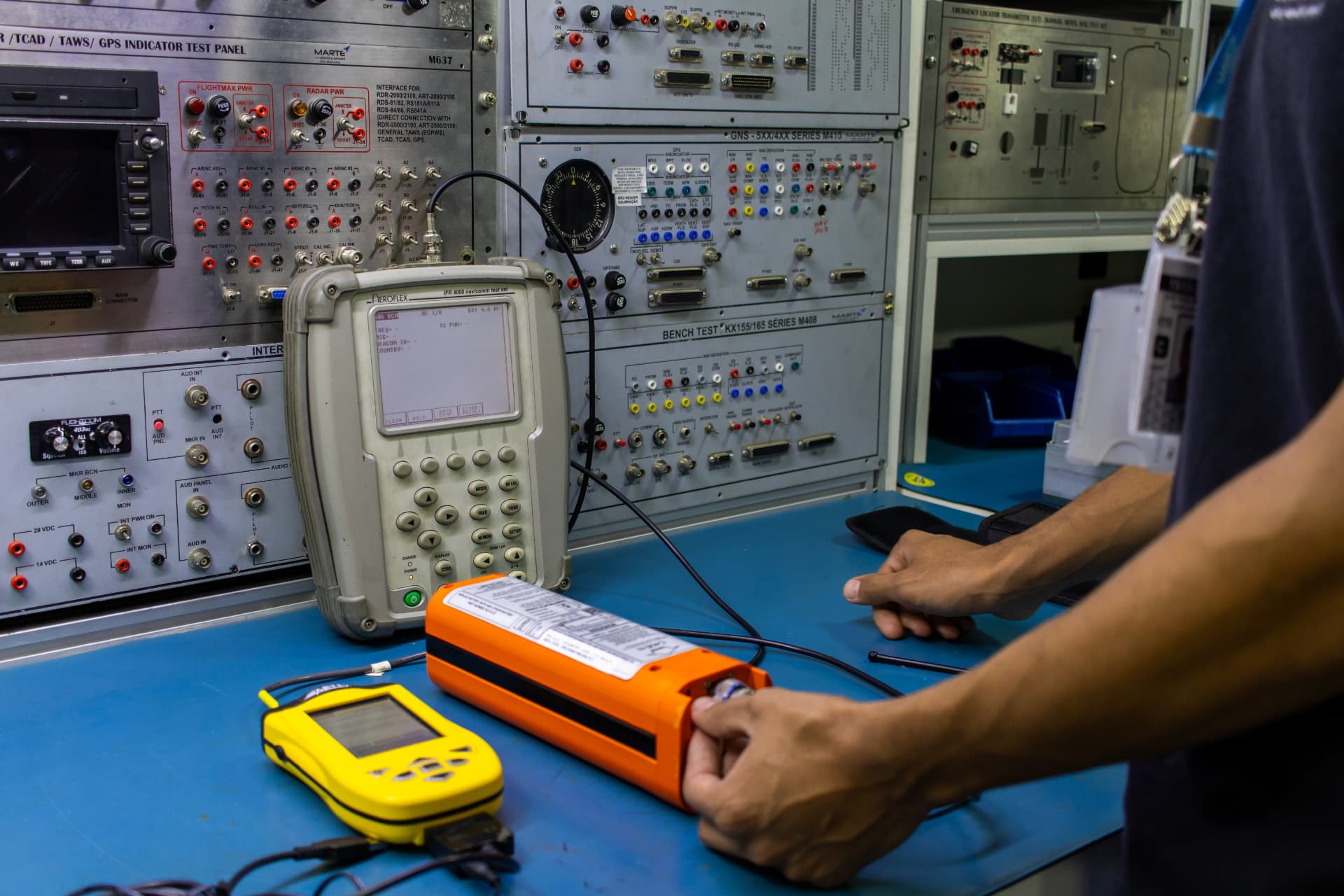 ELT conectado ao equipamento de teste durante inspeção